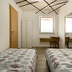 Hangar アパート イゾラ