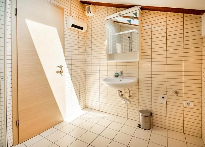 Hangar アパート イゾラ